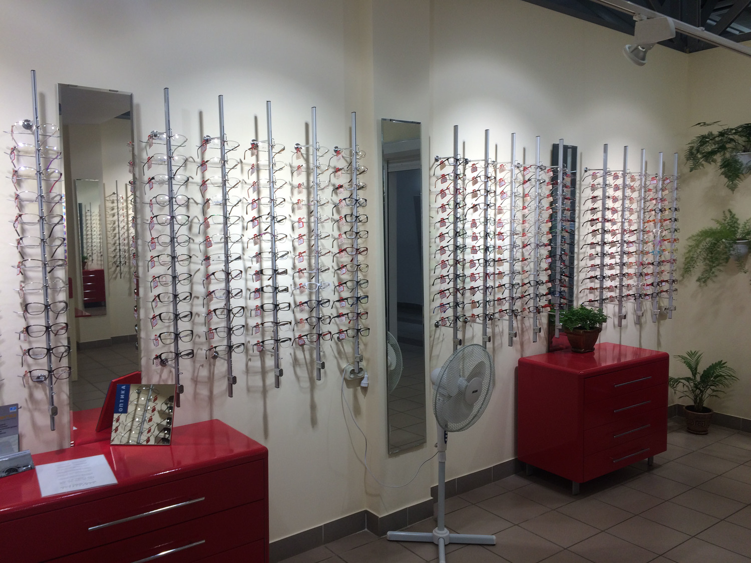 Большой ассортимент готовых очков и оправ